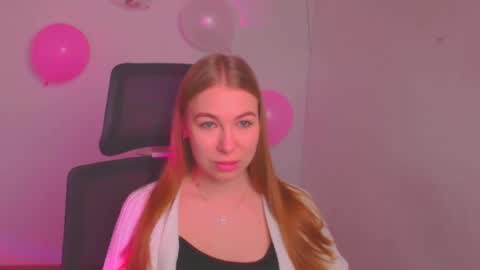 Snapshot of emilia_ilia chatting on February 17, 6:09 am Emilia online show from February 17, 6:09 am