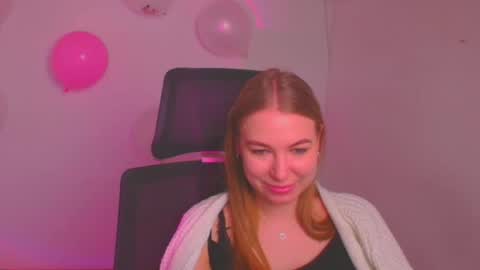 Snapshot of emilia_ilia chatting on February 17, 9:13 am Emilia online show from February 17, 9:13 am