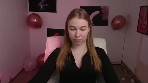 Snapshot of emilia_ilia chatting on February 19, 6:11 am Emilia online show from February 19, 6:11 am