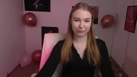 Snapshot of emilia_ilia chatting on February 19, 9:17 am Emilia online show from February 19, 9:17 am