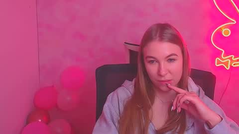 Snapshot of emilia_ilia chatting on February 21, 9:13 am Emilia online show from February 21, 9:13 am