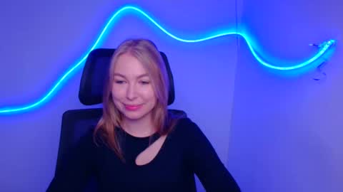 Snapshot of emilia_ilia chatting on September 19, 5:20 am Emilia online show from September 19, 5:20 am