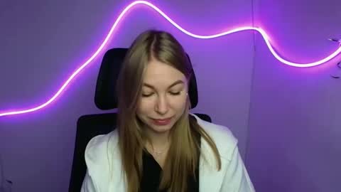 Snapshot of emilia_ilia chatting on October 2, 5:14 am Emilia online show from October 2, 5:14 am