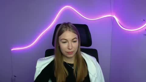 Snapshot of emilia_ilia chatting on October 3, 6:43 am Emilia online show from October 3, 6:43 am