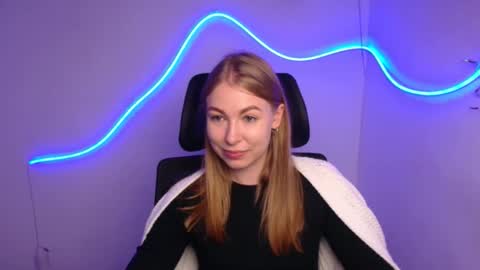 Snapshot of emilia_ilia chatting on October 9, 11:19 am Emilia online show from October 9, 11:19 am