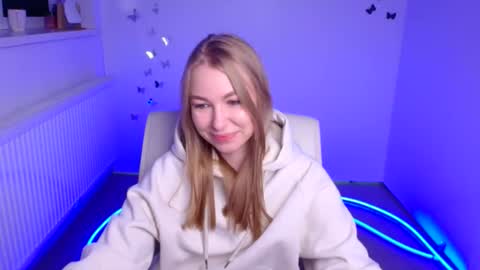 Snapshot of emilia_ilia chatting on October 11, 5:28 am Emilia online show from October 11, 5:28 am