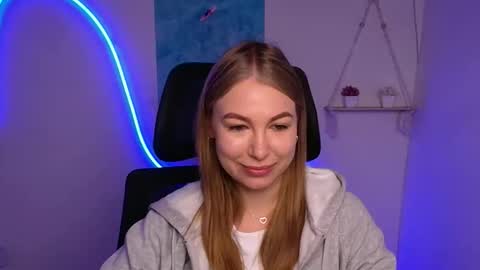 Snapshot of emilia_ilia chatting on October 17, 5:43 am Emilia online show from October 17, 5:43 am