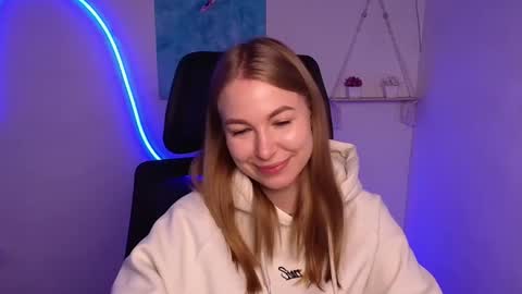 Snapshot of emilia_ilia chatting on October 18, 5:21 am Emilia online show from October 18, 5:21 am