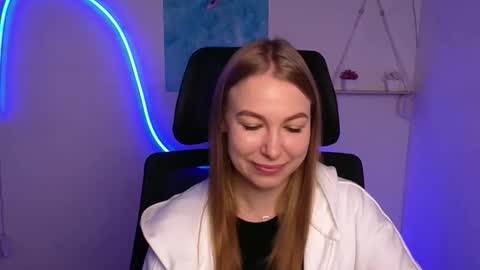 Snapshot of emilia_ilia chatting on October 20, 5:30 am Emilia online show from October 20, 5:30 am