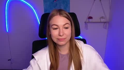 Snapshot of emilia_ilia chatting on November 4, 6:34 am Emilia online show from November 4, 6:34 am