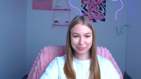 Snapshot of emilia_ilia chatting on November 7, 6:46 am Emilia online show from November 7, 6:46 am