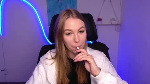 Snapshot of emilia_ilia chatting on November 12, 6:36 am Emilia online show from November 12, 6:36 am