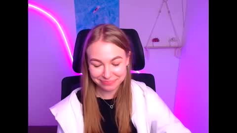 Snapshot of emilia_ilia chatting on November 16, 12:33 pm Emilia online show from November 16, 12:33 pm