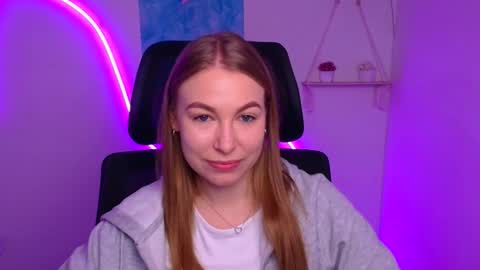 Snapshot of emilia_ilia chatting on November 19, 6:24 am Emilia online show from November 19, 6:24 am