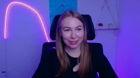 Snapshot of emilia_ilia chatting on December 5, 6:44 am Emilia online show from December 5, 6:44 am