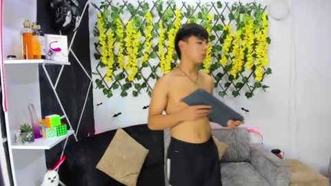 Snapshot of emilicollinss chatting on December 4, 5:27 am EMILI AND GIN online show from December 4, 5:27 am