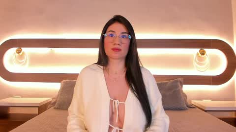 Snapshot of emilie_martinez chatting on April 22, 3:09 am Emilie online show from April 22, 3:09 am