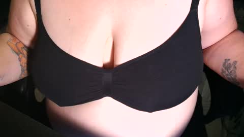 Snapshot of emiliefoxx chatting on July 19, 9:51 pm emilie foxx online show from July 19, 9:51 pm