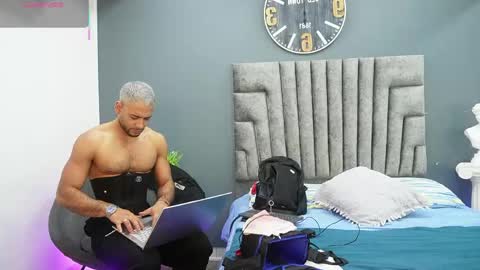 Snapshot of emilio_brandon chatting on May 31, 6:09 pm Emilio online show from May 31, 6:09 pm