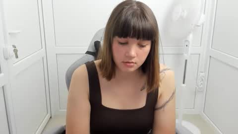 Snapshot of emilli_moon chatting on May 27, 6:10 am Emmi online show from May 27, 6:10 am