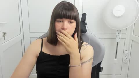 Snapshot of emilli_moon chatting on May 30, 6:10 am Emmi online show from May 30, 6:10 am