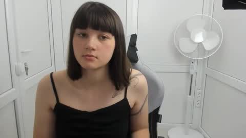 Snapshot of emilli_moon chatting on May 31, 6:21 am Emmi online show from May 31, 6:21 am