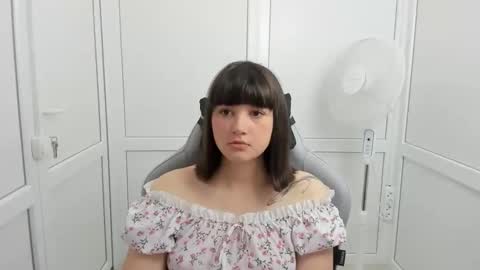 Snapshot of emilli_moon chatting on June 2, 6:15 am Emmi online show from June 2, 6:15 am