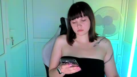 Snapshot of emilli_moon chatting on July 2, 4:07 am Emmi online show from July 2, 4:07 am