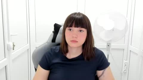 Snapshot of emilli_moon chatting on July 6, 5:59 am Emmi online show from July 6, 5:59 am