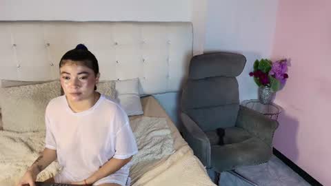 Snapshot of emilly_duque chatting on June 27, 3:22 am Emilly online show from June 27, 3:22 am