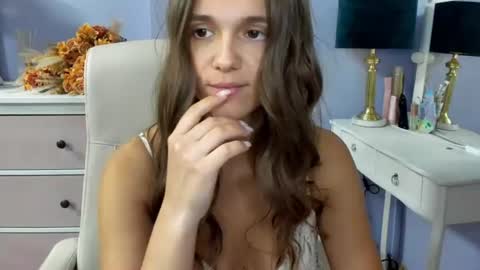 Snapshot of emilly_lust99 chatting on June 15, 6:48 am Emilly online show from June 15, 6:48 am