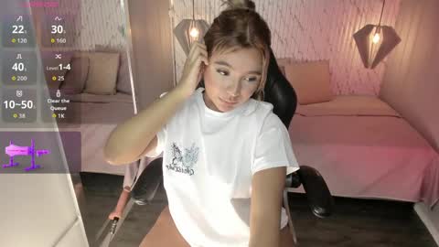 Snapshot of emilly_mell chatting on April 9, 11:59 am emilly_mell online show from April 9, 11:59 am