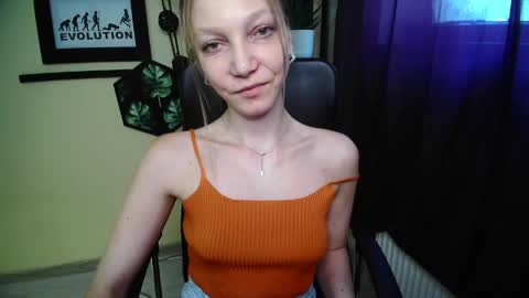 Snapshot of emilly_xkiss chatting on June 1, 12:40 pm Emilly online show from June 1, 12:40 pm
