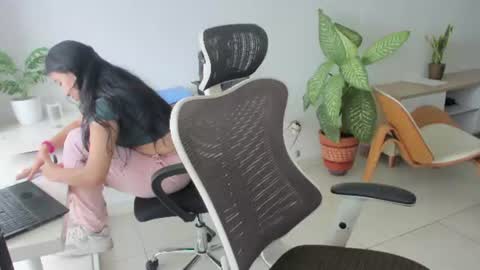 Snapshot of emillybrowm chatting on June 16, 2:52 pm Emilly online show from June 16, 2:52 pm