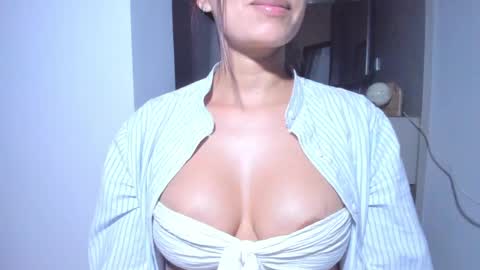 Snapshot of emillyhils1 chatting on May 7, 9:14 am emilly online show from May 7, 9:14 am