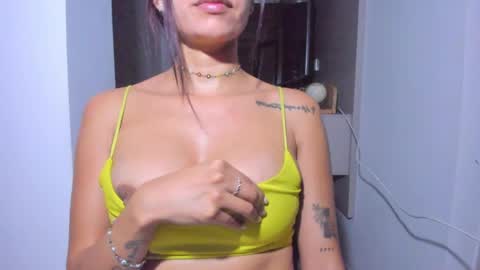 Snapshot of emillyhils1 chatting on May 29, 2:09 am emilly online show from May 29, 2:09 am
