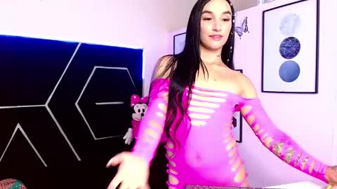 Snapshot of emillystonex chatting on December 15, 10:25 pm emillystonex online show from December 15, 10:25 pm