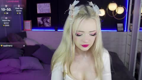 Snapshot of emily_air chatting on December 22, 9:31 pm Emily online show from December 22, 9:31 pm