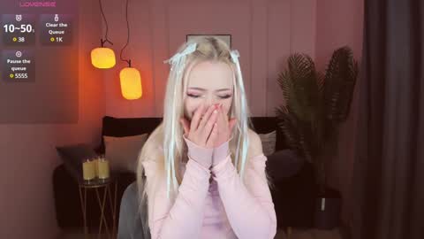 Snapshot of emily_air chatting on January 1, 9:41 pm Emily online show from January 1, 9:41 pm