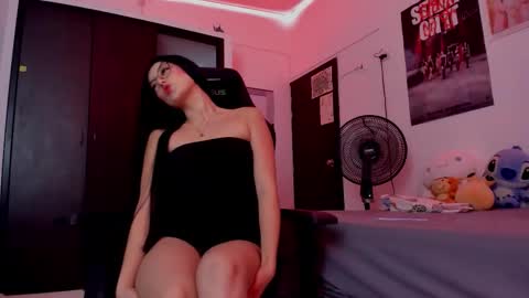 Snapshot of emily_bloss0m chatting on February 4, 5:57 am Emily online show from February 4, 5:57 am