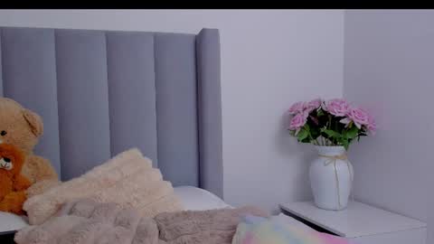 Snapshot of emily_briston chatting on July 28, 6:20 pm Emily online show from July 28, 6:20 pm