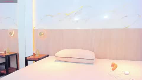 Snapshot of emily_browne chatting on December 17, 7:20 pm emily online show from December 17, 7:20 pm