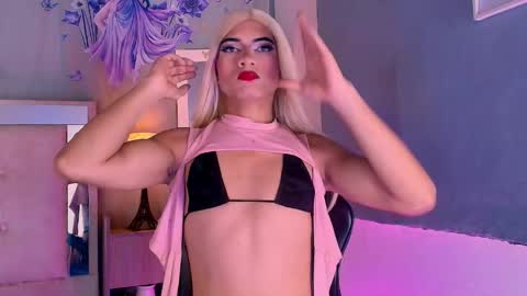 Snapshot of emily_castillo1_ chatting on June 9, 5:30 am emily_castillo1_ online show from June 9, 5:30 am