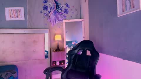 Snapshot of emily_castillo1_ chatting on June 12, 6:01 am emily_castillo1_ online show from June 12, 6:01 am