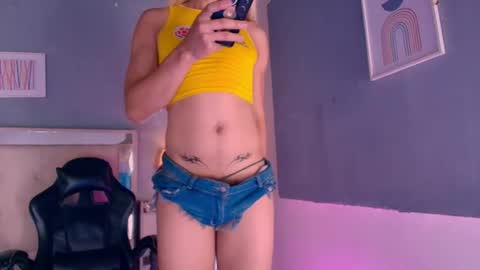 Snapshot of emily_castillo1_ chatting on June 18, 9:14 am emily_castillo1_ online show from June 18, 9:14 am