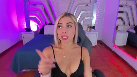 Snapshot of emily_ellen chatting on January 18, 10:39 am Emily online show from January 18, 10:39 am