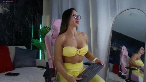 Snapshot of emily_foxx01 chatting on November 4, 9:47 pm Emily foxx01 online show from November 4, 9:47 pm