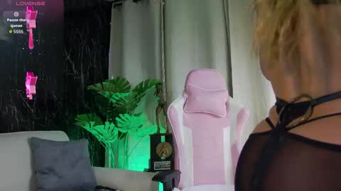 Snapshot of emily_foxx01 chatting on November 28, 10:12 pm Emily foxx01 online show from November 28, 10:12 pm