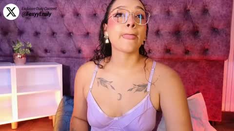 Snapshot of emily_foxyy chatting on May 19, 7:09 pm Emily online show from May 19, 7:09 pm