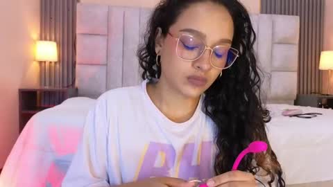 Snapshot of emily_foxyy chatting on June 7, 5:49 pm Emily online show from June 7, 5:49 pm
